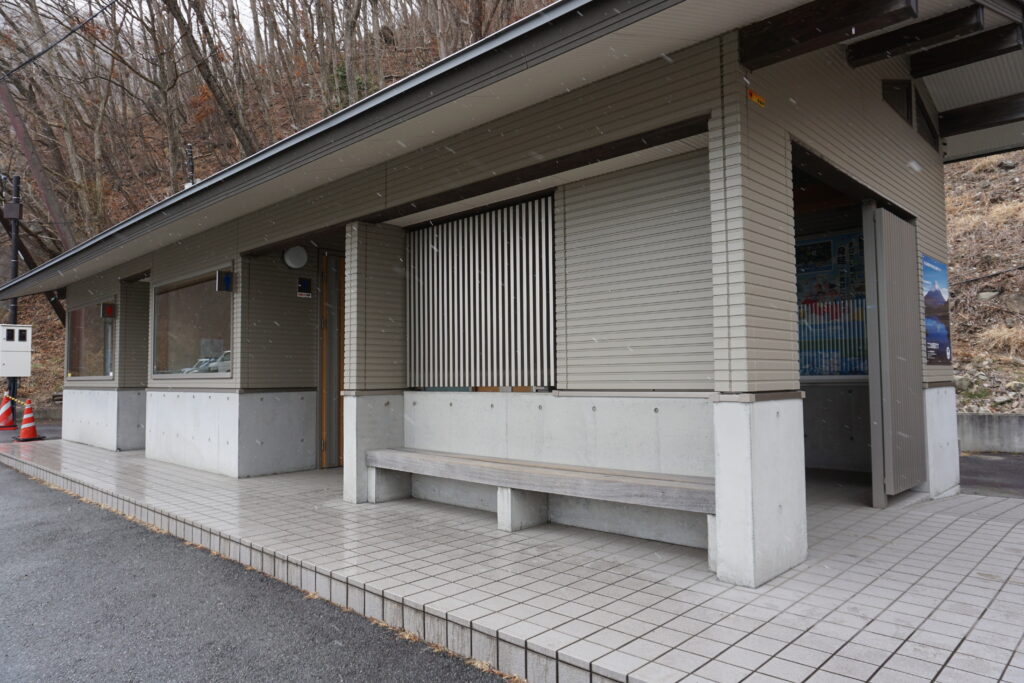 浩庵キャンプ場内で撮影した建物と周辺の風景